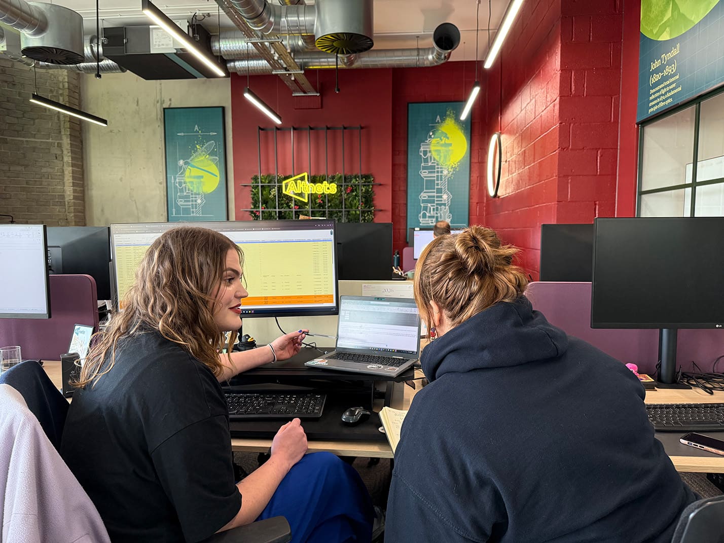 Altnets account team collaborating around a project plan